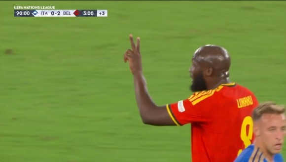 卢卡库比2-0+闭嘴手势挑衅！多纳鲁马讨要说法两人双双染黄！